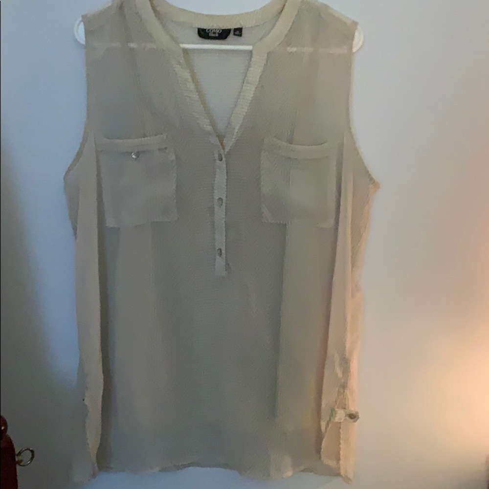 Sleeveless shirt